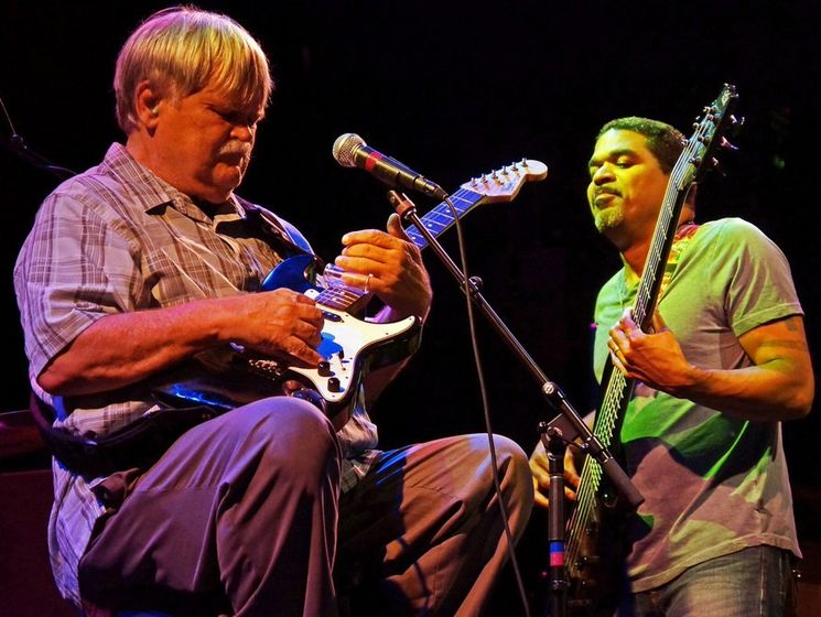 В США гитарист Брюс Хэмптон скончался после концерта в честь своего 70-летия