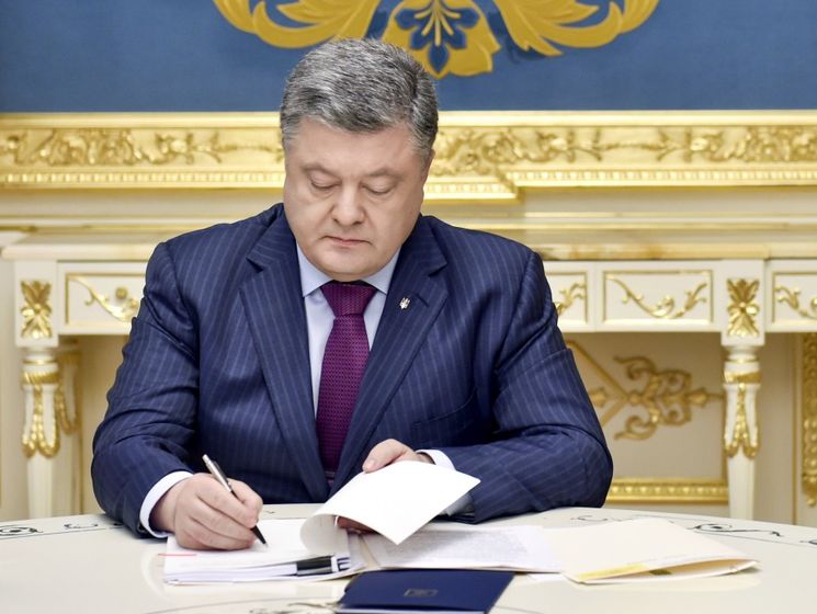 Порошенко подписал закон, позволяющий присваивать звание Героя Украины иностранцам