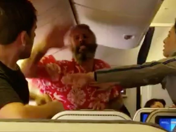  Во время рейса Токио – Лос-Анджелес подрались два пассажира. Видео
