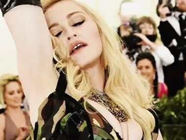 Мадонна поделилась снимками в стиле ню