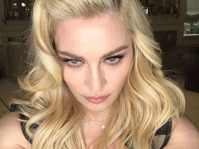 Мадонна записала видео исполнения песни своими приемными дочерьми-близнецами