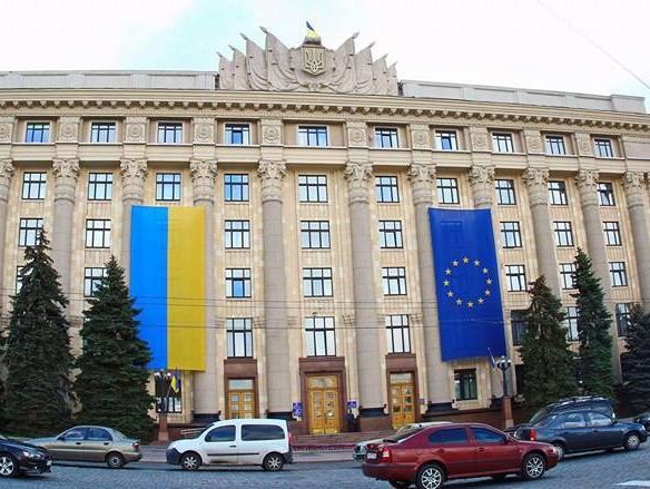 На Харьковской ОГА в поддержку безвиза разместили флаги Украины и ЕС высотой в три этажа