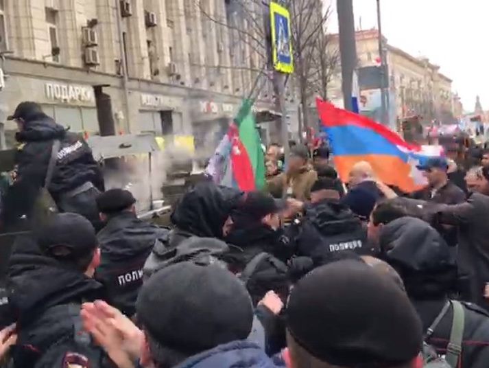 Армяне и азербайджанцы подрались на шествии "Бессмертного полка" в Москве