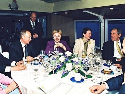 "Кремлевский повар" Пригожин обслуживает Путиных и Бушей, 25 мая 2002 года