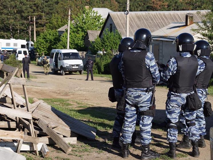 В аннексированном Крыму силовики пришли с обыском в дом крымского татарина, после чего увезли его, не сказав куда