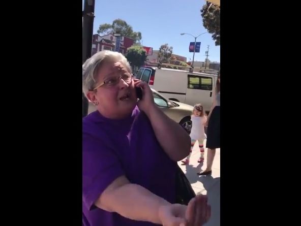 "Путинисты, х...исты, чтоб вы сдохли". Женщина в Сан-Франциско вызвала полицию из-за георгиевской ленты. Видео