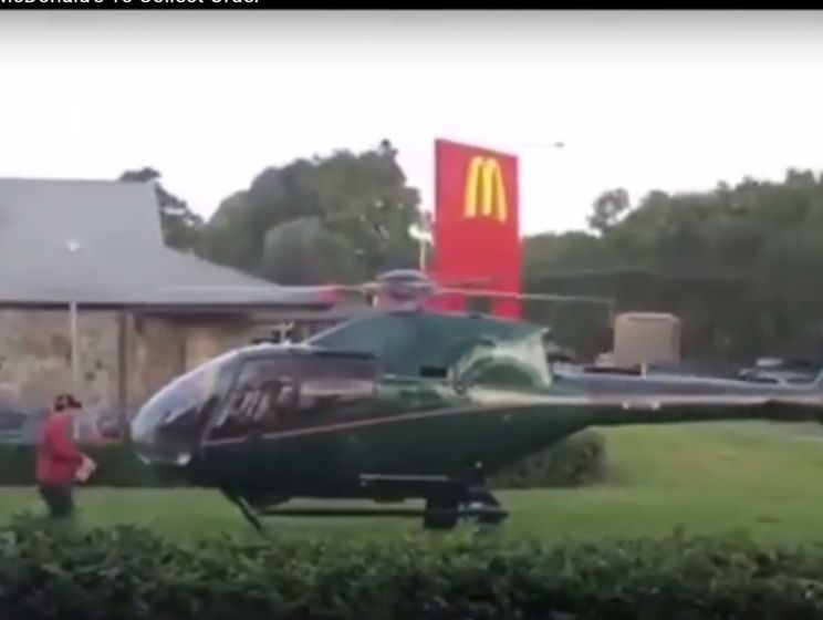 Житель Австралии прилетел в McDonald’s на вертолете