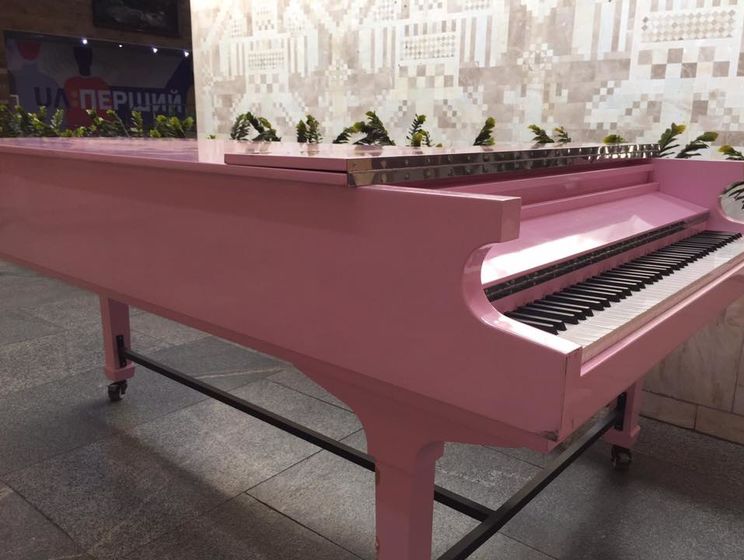 Участники "Евровидения" бросили в Киеве розовый рояль