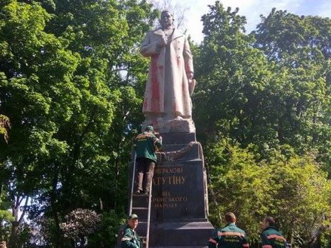 Пам'ятник Ватутіну в Києві облили фарбою