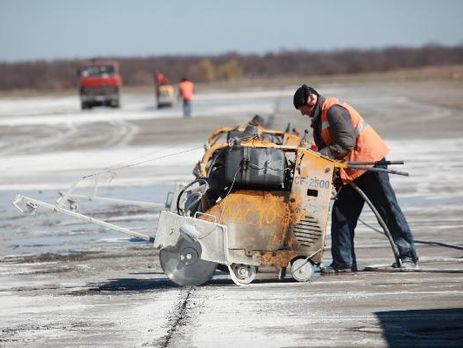 Пассажирский самолет получил повреждения, приземлившись на незастывшую бетонную полосу в аэропорту Запорожья