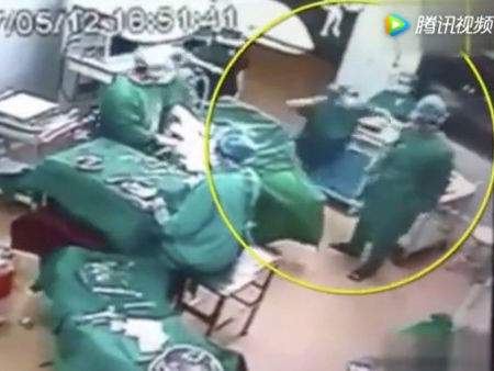 У Китаї лікарі побилися під час операції. Відео
