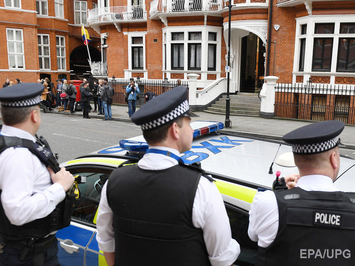 Британская полиция предупредила, что Ассанжа арестуют, если он покинет посольство