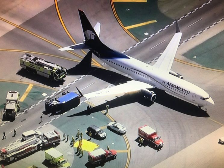В Лос-Анджелесе столкнулись пассажирский самолет и грузовик, восемь человек получили ранения