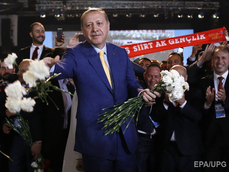 Эрдоган возглавил правящую партию Турции, воспользовавшись изменениями в конституции