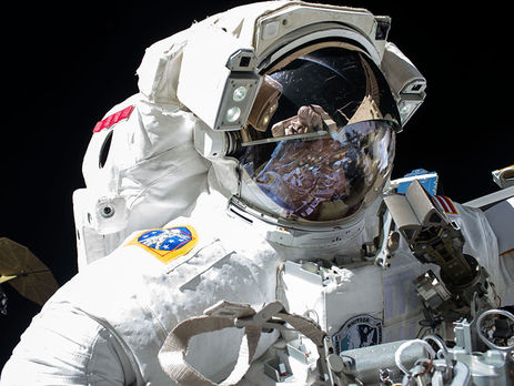 Члены экипажа МКС экстренно выйдут в открытый космос 23 мая