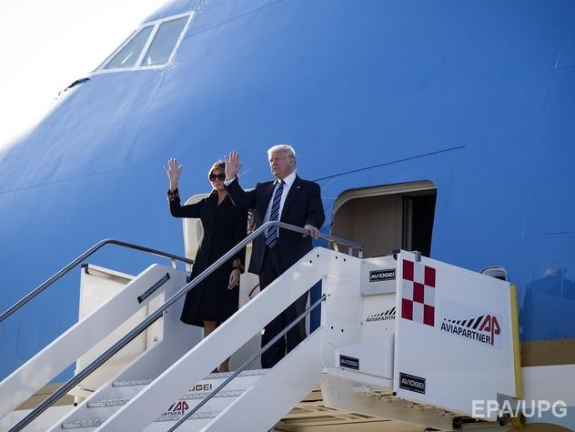 Трампу второй раз во время зарубежных поездок не удалось взять жену за руку. Видео