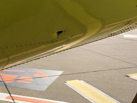В Германии пассажиры самолета перед взлетом обнаружили дыру в фюзеляже
