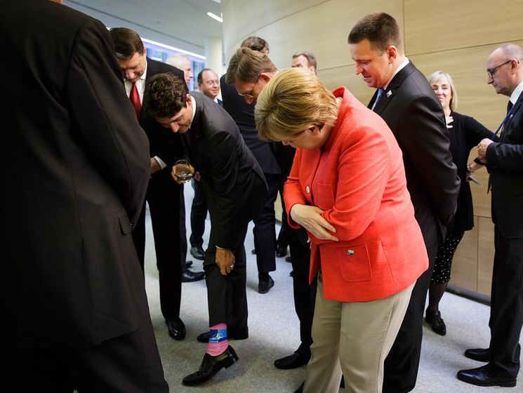 Трюдо продемонстрировал носки с логотипом НАТО на открытии нового офиса Альянса в Брюсселе
