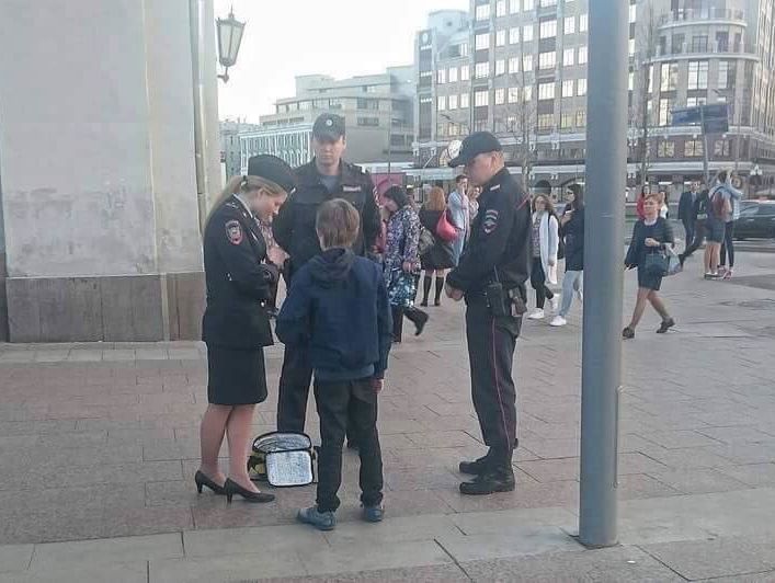В центре Москвы задержали ребенка, который декламировал "Гамлета". Видео