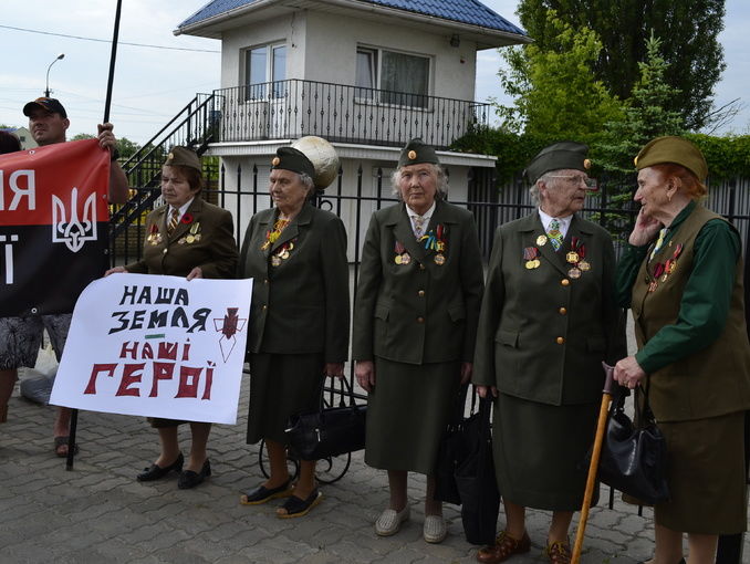 В Луцке националисты протестовали против назначения консула Польши, который называл Бандеру "бандитом"