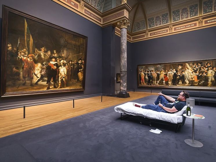 В Амстердаме посетителю музея разрешили провести ночь перед картиной Рембрандта