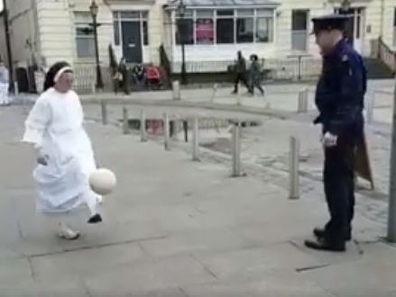 В Ирландии полицейский посоревновался в чеканке мяча с монахиней. Видео