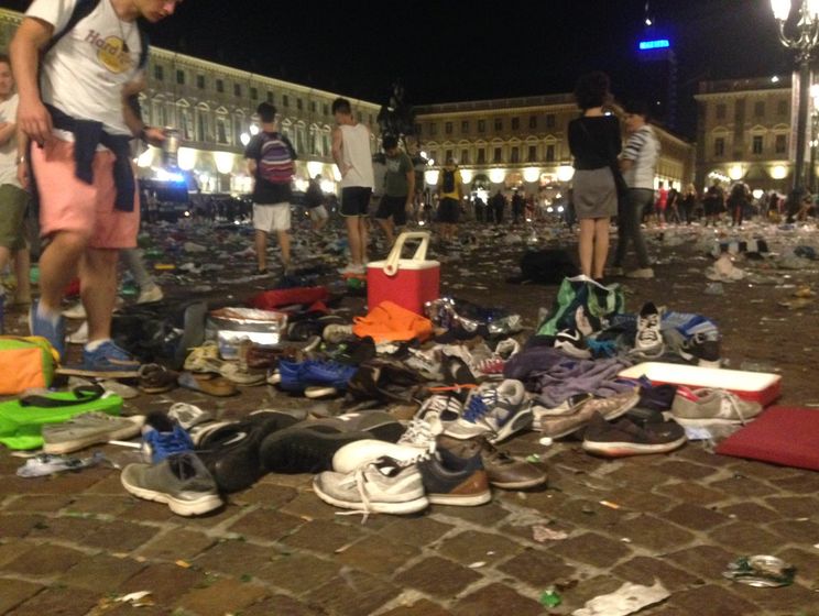 На площади Турина, где болельщики "Ювентуса" смотрели финал Лиги чемпионов, прогремел взрыв
