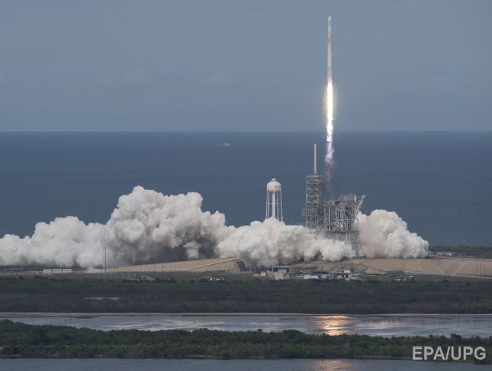 SpaceX запустила корабль Dragon на Международную космическую станцию и успешно посадила первую ступень ракеты Falcon 9. Видео