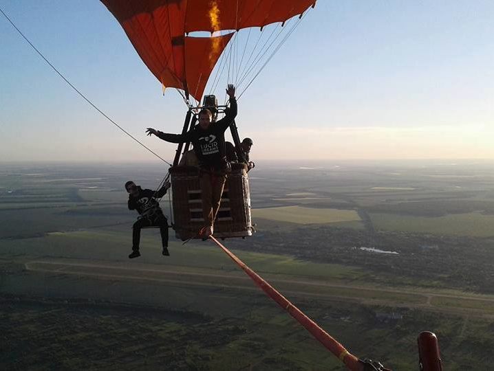 Экстремал из Днепра прошел по веревке между двумя воздушными шарами на высоте 660 м