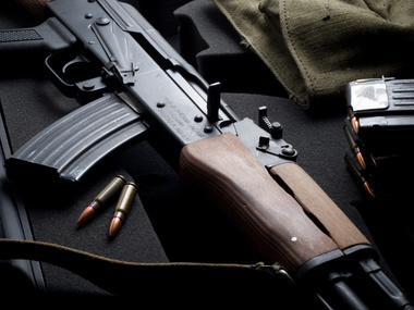 В Луганской области задержали двух мужчин с оружием, похищенным из захваченной СБУ