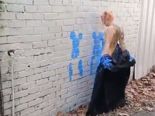 ﻿Любителі графіті придумали малювати на стінах власним голим тілом. Відео