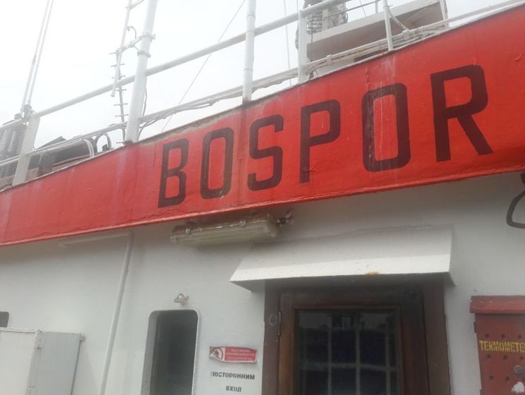 Украинские пограничники задержали судно, которое тайно переправляло людей в оккупированный Крым