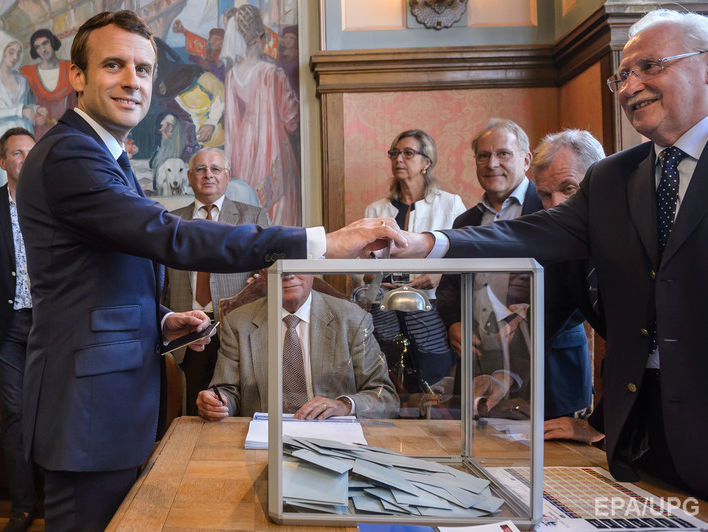 Партия Макрона лидирует на выборах в парламент Франции &ndash; экзит-полл