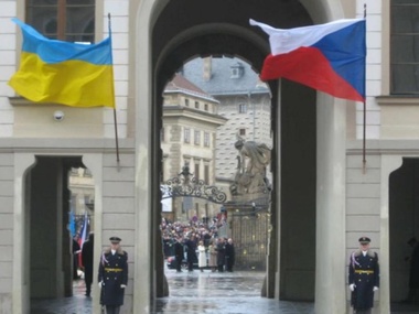 Чехия упростила выдачу виз украинцам