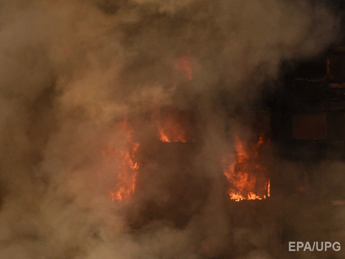В западном Лондоне около 200 пожарных борются с огнем в многоэтажке