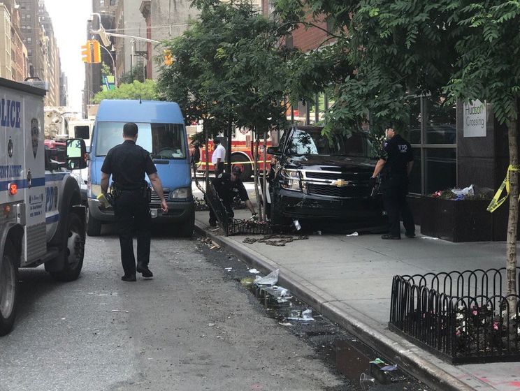 В Нью-Йорке внедорожник выехал на тротуар и сбил прохожих