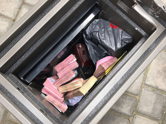Луценко: В Волынской области правоохранители обнаружили $90 тыс. "черной кассы" таможни