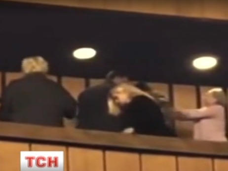 ﻿У Дніпрі затримали жінку, яка вдарила молотком по голові бійця АТО в оперному театрі