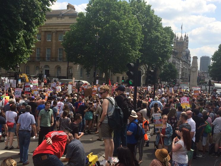 В Лондоне более 1000 протестующих требуют отставки Мэй