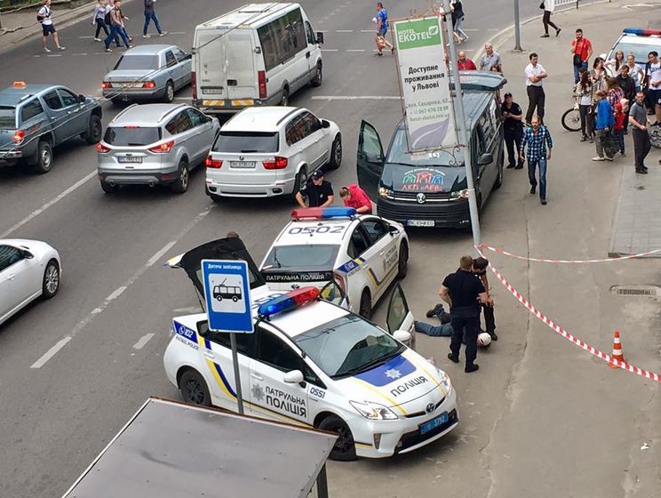 Во Львове патрульный полицейский стрелял в пса на людной улице. Видео