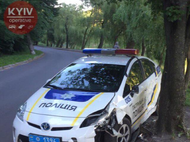 В Голосеевском парке в Киеве обнаружен разбитый автомобиль патрульной полиции