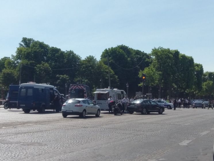 ﻿У центрі Парижа невідомий на автомобілі навмисно протаранив машину поліції