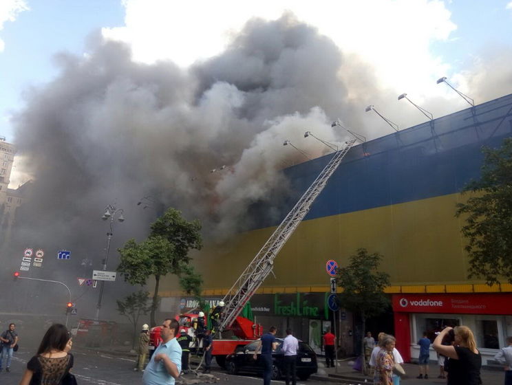 В Киеве на Крещатике горит здание бывшего Центрального гастронома