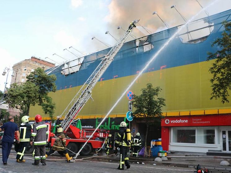 В Киеве потушили пожар в здании на Крещатике