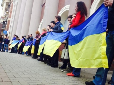 Жители Донецка вышли на митинг в защиту украинского флага. Фоторепортаж