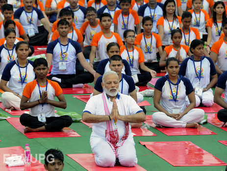 В Индии Международный день йоги отметили массовыми занятиями. Фоторепортаж