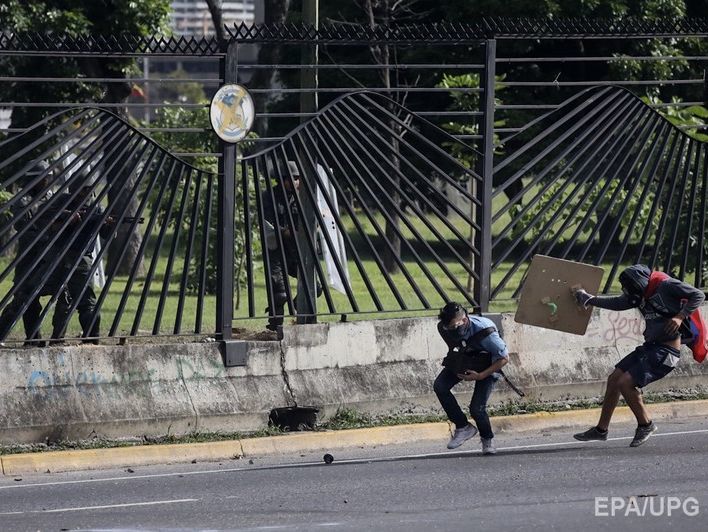 В Венесуэле военная полиция открыла огонь по протестующим