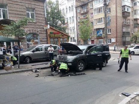 Утром в центре Киева взорвался автомобиль. Видео