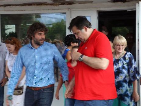 Саакашвили требует у Порошенко платить за испорченную футболку
