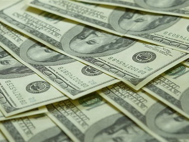 Межбанк: Доллар удерживает свои позиции